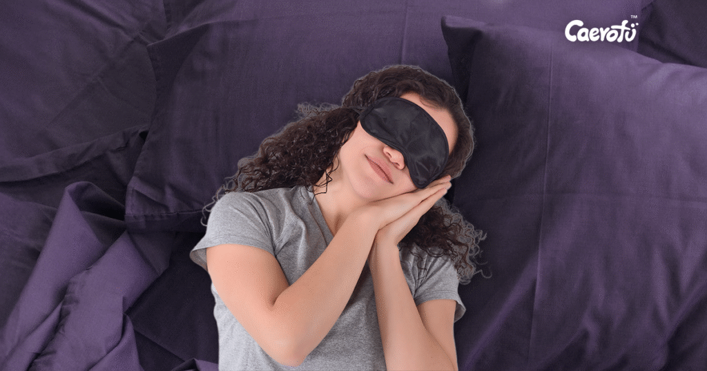 深紫色床单与枕头，象征安静睡眠环境