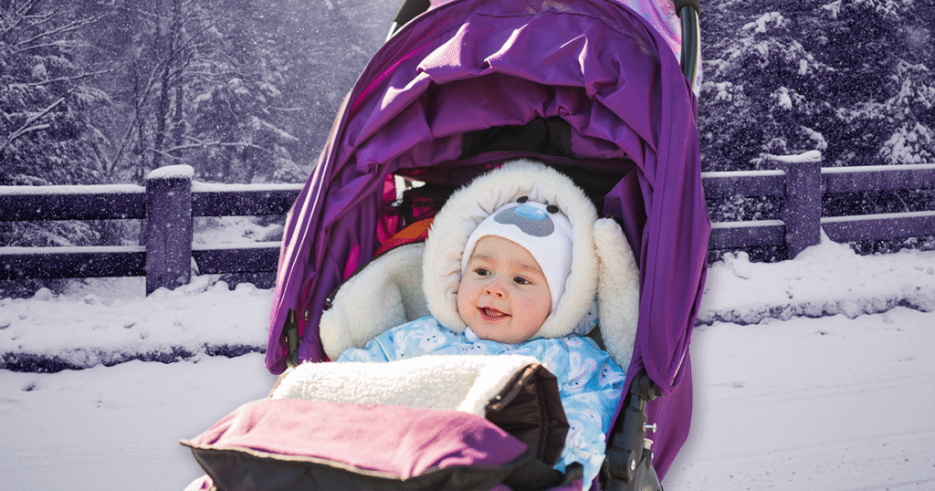 北欧宝宝在雪地中户外午睡，安静地躺在推车里